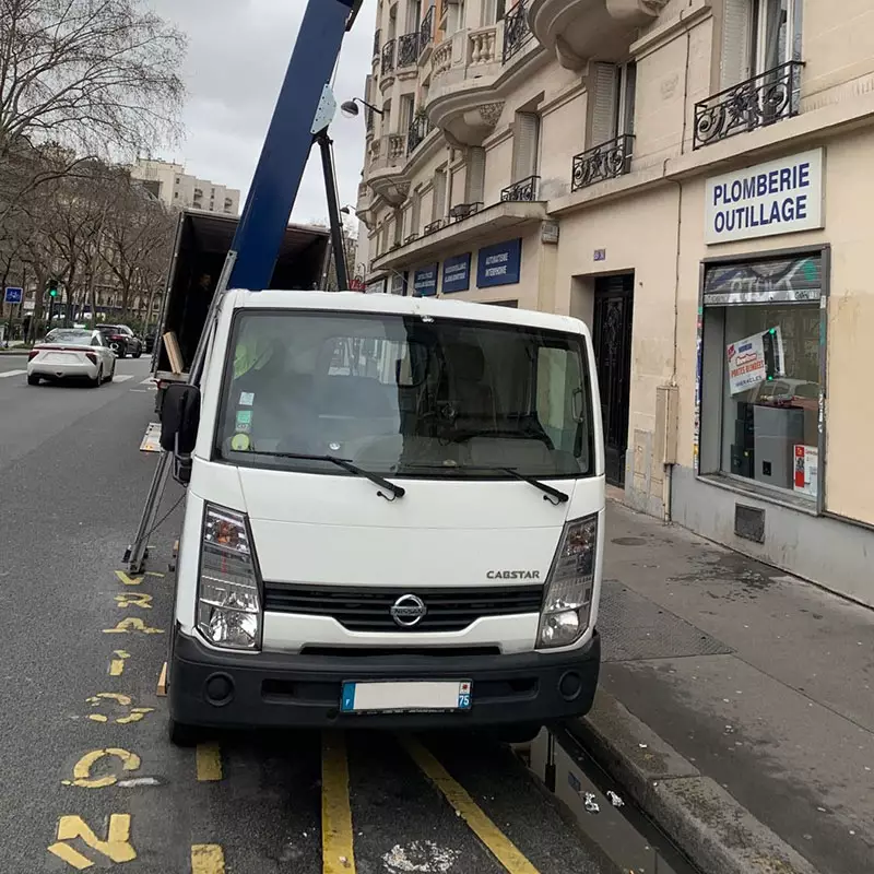 Camion monte meuble stationn&eacute;