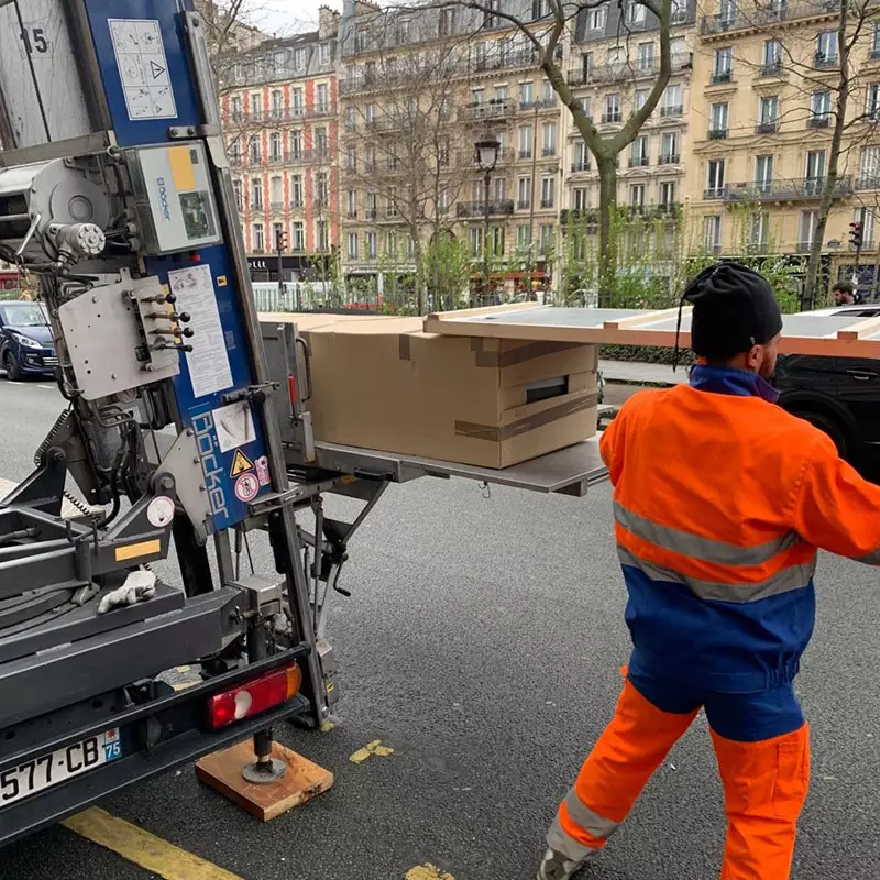 Cartons sur plate formemonte meubles 